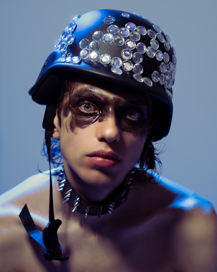 NIZAR PORTRAIT &mdash; Studio portrait series exploring cold light and reflective texture.